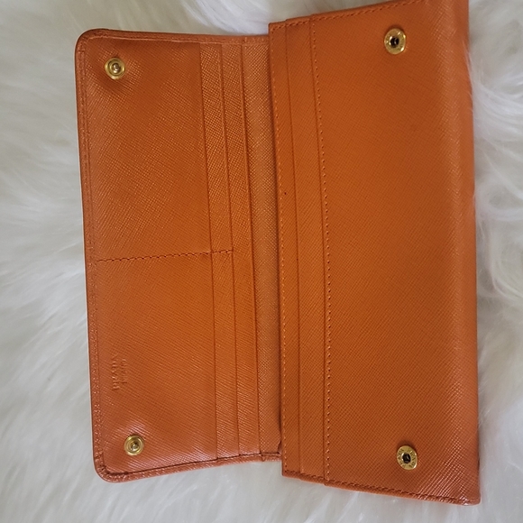 PRADA - Picture 6 of 16